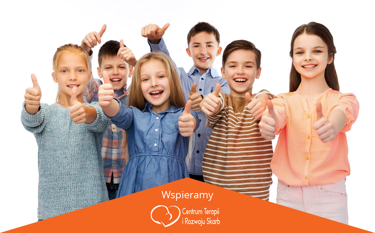 grupa radosnych dzieci trzymających kciuki wyciągnięte w górę